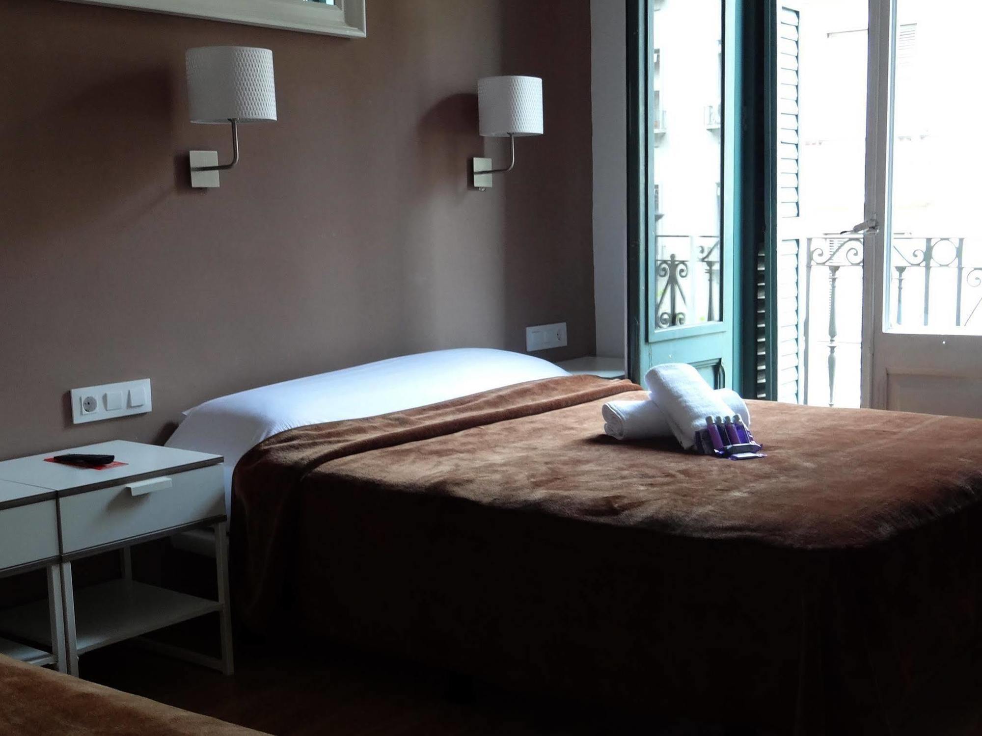 ברצלונה Hostal Balkonis מראה חיצוני תמונה